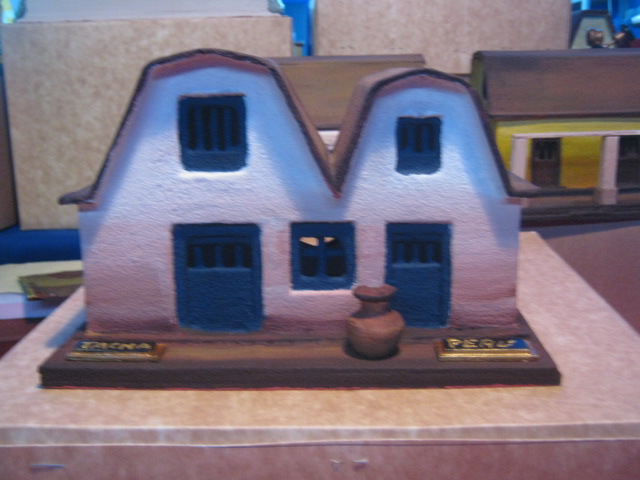 Primer modelo artesanal de casa con techo de mojinete de Tacna elaborado con técnica de arena encolada sobre cartón prensado