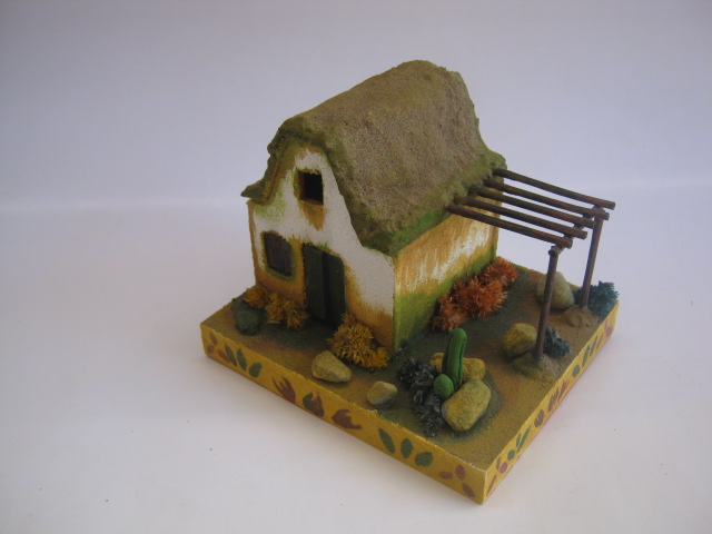 Maqueta artesanal de casa con techo de mojinete elaborada en 2011 que representa la arquitectura tradicional de Tacna.