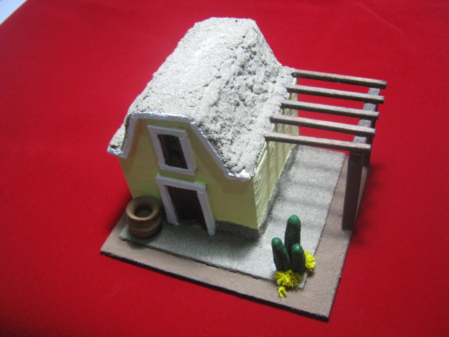 Maqueta de casa con techo de mojinete elaborada en 2011 que representa la arquitectura tradicional de Tacna.