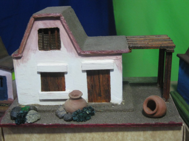 Maqueta artesanal de casa con techo de mojinete elaborada en 2012 que representa la arquitectura tradicional de Tacna.