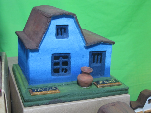 Maqueta artesanal de casa con techo de mojinete elaborada en 2013 que representa la arquitectura tradicional de Tacna.