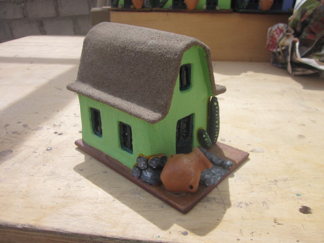 Maqueta artesanal de casa con techo de mojinete elaborada en 2014 que representa la arquitectura tradicional de Tacna.