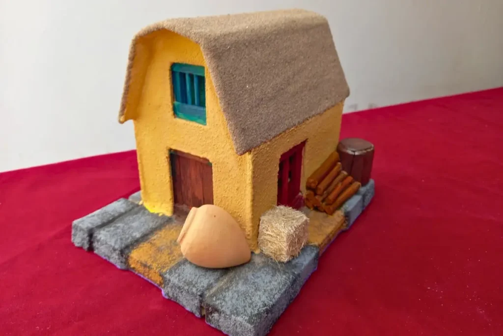 Maqueta artesanal de casa rural hecha con técnica de arena encolada elaborada en 2021 en Casa del Mijinente Tacna.