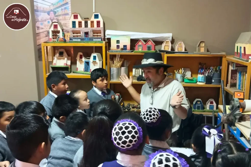 Estudiantes en visita educativa a taller de artesanía tacneña aprendiendo sobre maquetas y cultura local en Tacna Perú.