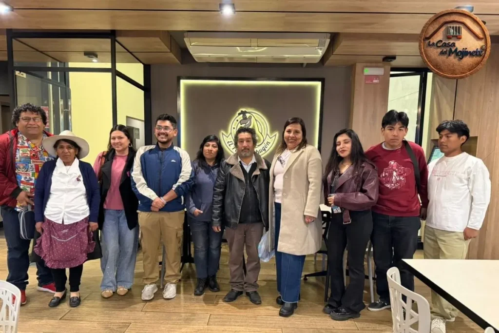 “Colectivo Patrimonial del Techo de Mojinete” Cultores y representantes culturales vinculados a la preservación del techo de mojinete y la arquitectura tradicional tacneña durante un encuentro cultural en Tacna.