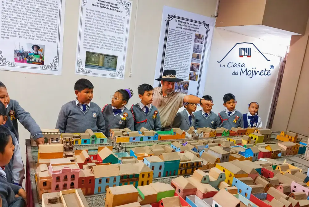 estudiantes en visitas guiadas en Tacna en el Museo de Arte Popular observando maquetas