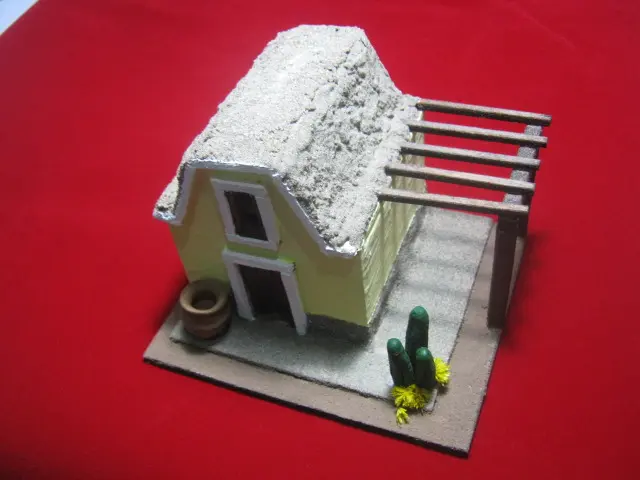 La Casa del Mojinete| Evolución de nuestra artesanía Maqueta artesanal de una casa tradicional de Tacna con techo de mojinete y pérgola lateral, elaborada en arena encolada durante la segunda generación de artesanía arquitectónica en 2011.