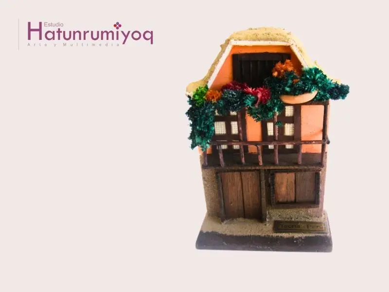 La Casa del Mojinete| Evolución de nuestra artesanía Maqueta artesanal de una vivienda tradicional tacneña con balcón de madera y techo de mojinete, elaborada en arena encolada como parte de la primera generación de artesanía arquitectónica de 2010.