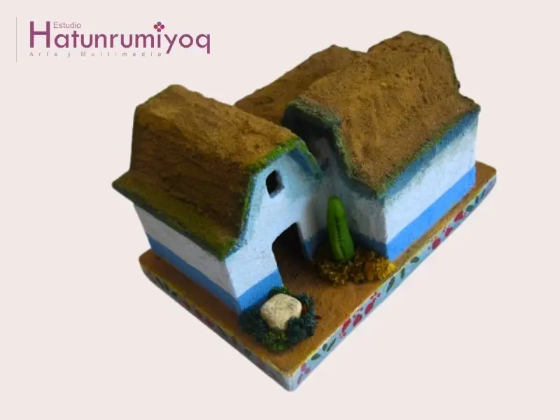La Casa del Mojinete| Evolución de nuestra artesanía Maqueta artesanal de una casa tradicional de Tacna con techo de mojinete, elaborada en arena encolada durante la primera generación de artesanía arquitectónica desarrollada en 2010.