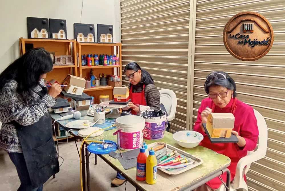 Participantes trabajando en maquetas artesanales durante un taller de arena encolada del Semillero de Artesanos en Tacna.